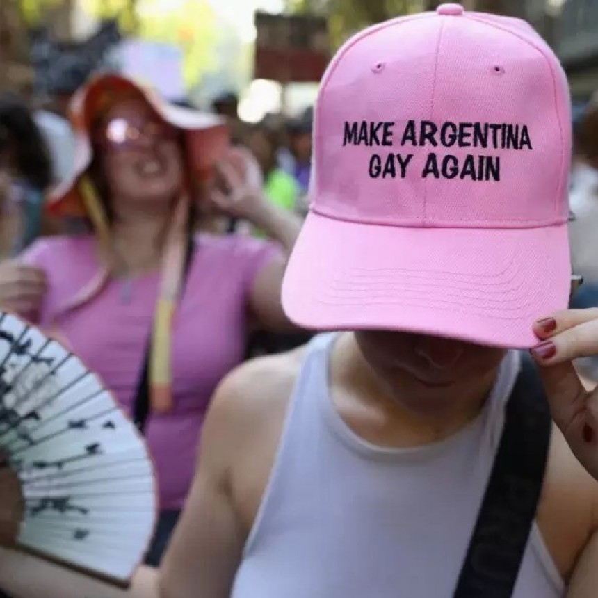 Represión En Lollapalooza: El Municipio De San Isidro Le Decomisó Las Gorras A Un Emprendimiento Lgbtiq+