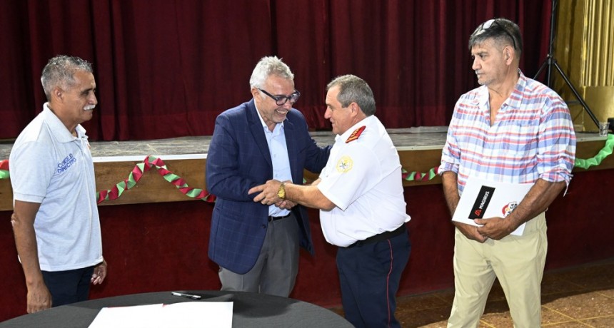 Julio Zamora Entregó Equipamiento Para Mejorar El Servicio De Los Bomberos Voluntarios De Tigre Centro