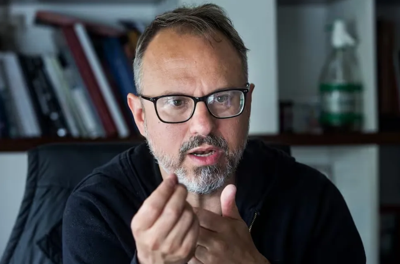 Milei Endurece La Política Migratoria Al Estilo Trump, Y Pone Al Frente Al Bonaerense Diego Valenzuela