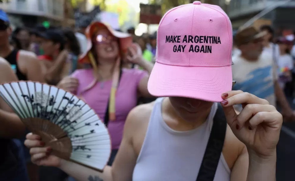 Represión En Lollapalooza: El Municipio De San Isidro Le Decomisó Las Gorras A Un Emprendimiento Lgbtiq+