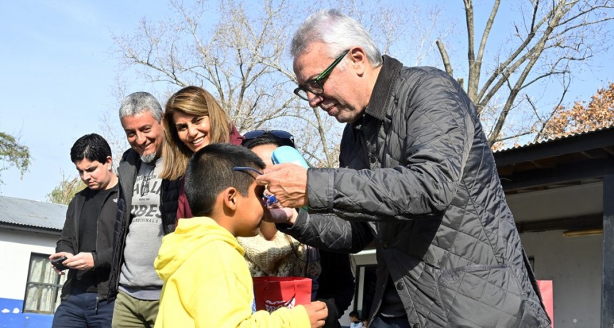 Julio Zamora Realizó Una Nueva Entrega De Anteojos Del Programa 