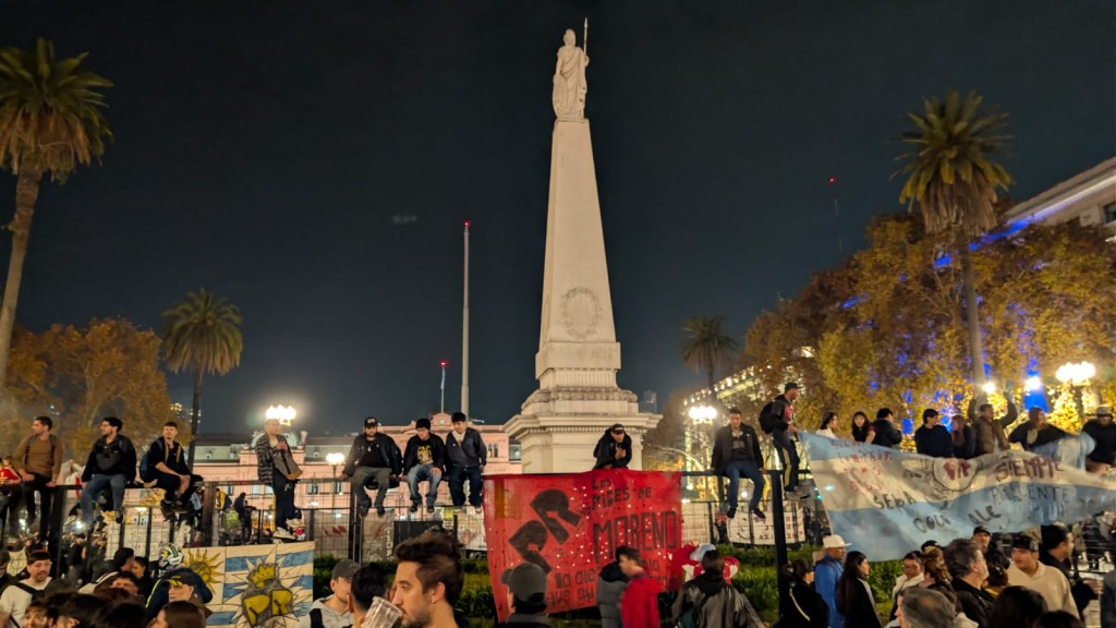 La Misa Del Adi&oacute;s: Miles Se Lanzaron A Las Calles Y Las Plazas En Todo El Pa&iacute;s Para Despedir Al Indio