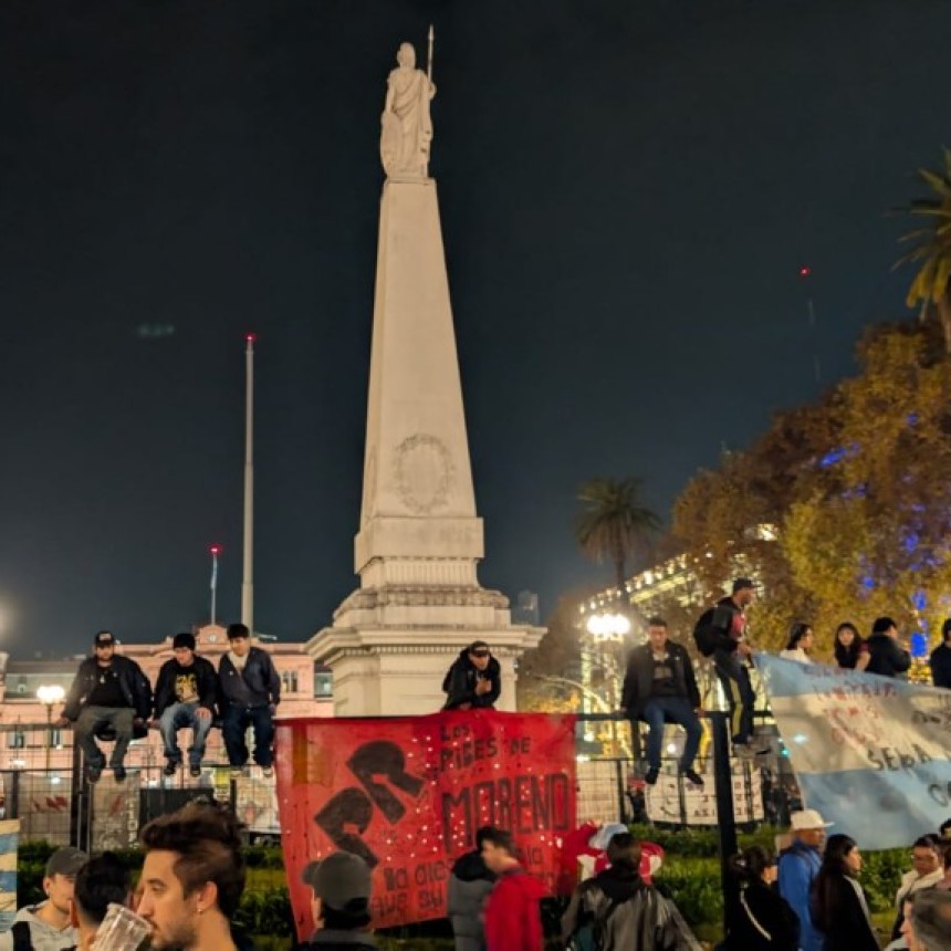 La Misa Del Adi&oacute;s: Miles Se Lanzaron A Las Calles Y Las Plazas En Todo El Pa&iacute;s Para Despedir Al Indio
