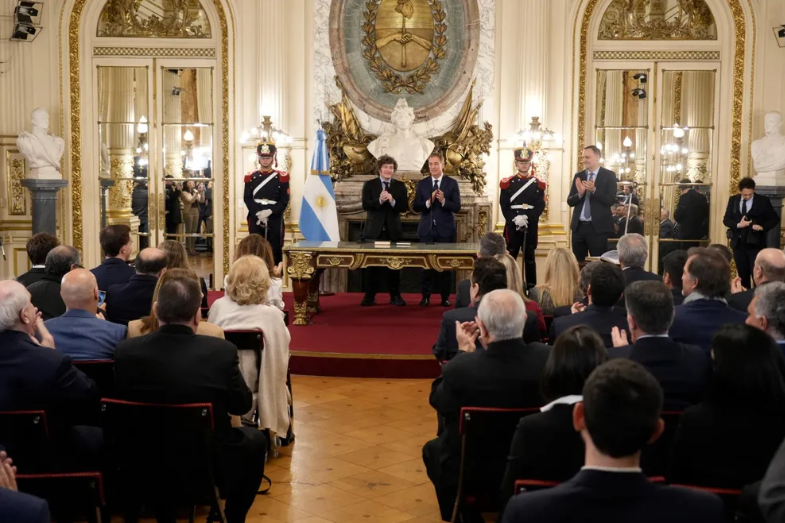 Santilli Jur&oacute; Con Apoyo De Los Gobernadores Y Milei Hizo Un Gesto De Respaldo A Adorni
