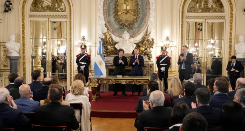 Santilli Jur&oacute; Con Apoyo De Los Gobernadores Y Milei Hizo Un Gesto De Respaldo A Adorni