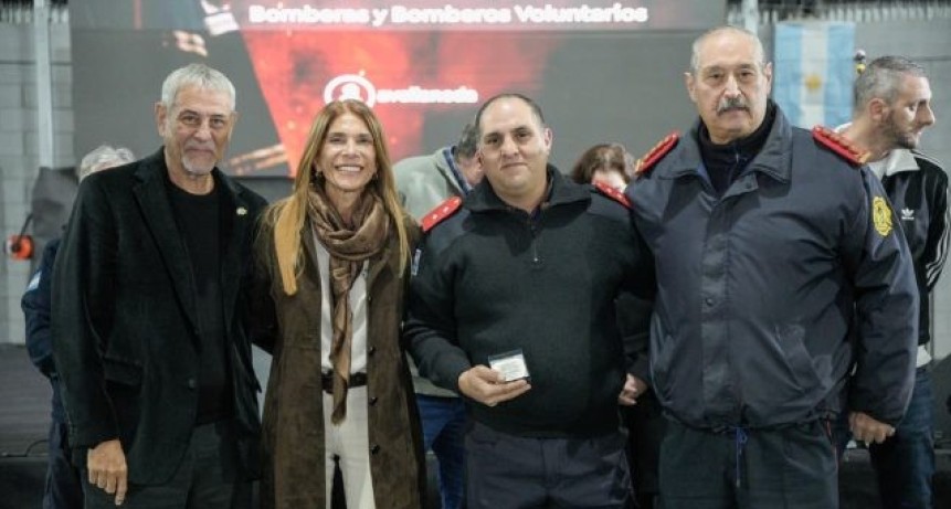 El Municipio De Avellaneda Homenaje&oacute; A Sus Bomberos