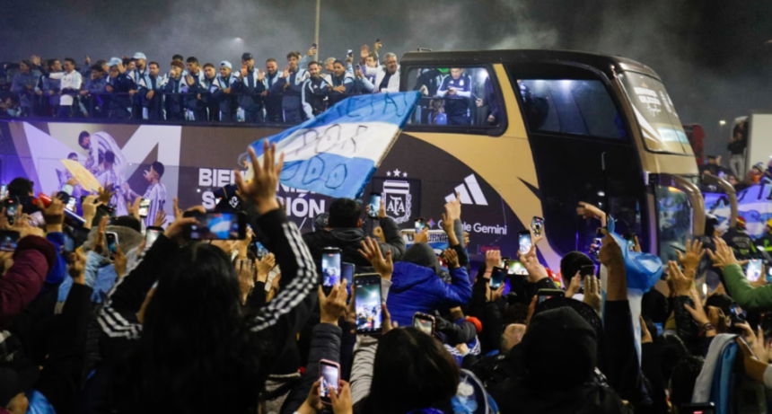 La Selecci&oacute;n Volvi&oacute; Del Mundial: Multitud En Ezeiza, Micro Descapotable Y Un Emotivo Recibimiento