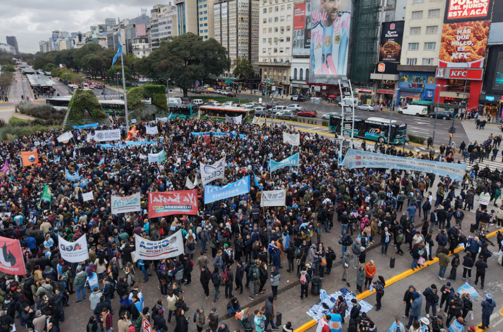 La Comunidad Cient&iacute;fica March&oacute; Al Obelisco Y Reclam&oacute; Por La Falta De Financiamiento: &ldquo;Estamos Viviendo Un Cientificidio&rdquo;