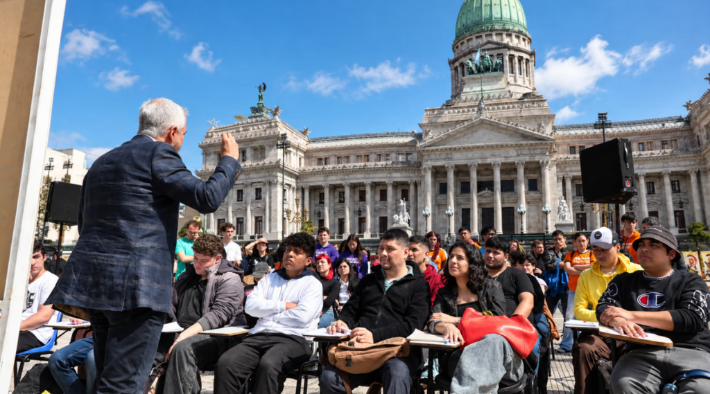 La Uba Realiza Clases P&uacute;blicas En Plaza De Mayo En Reclamo Por La Ley De Financiamiento Universitario