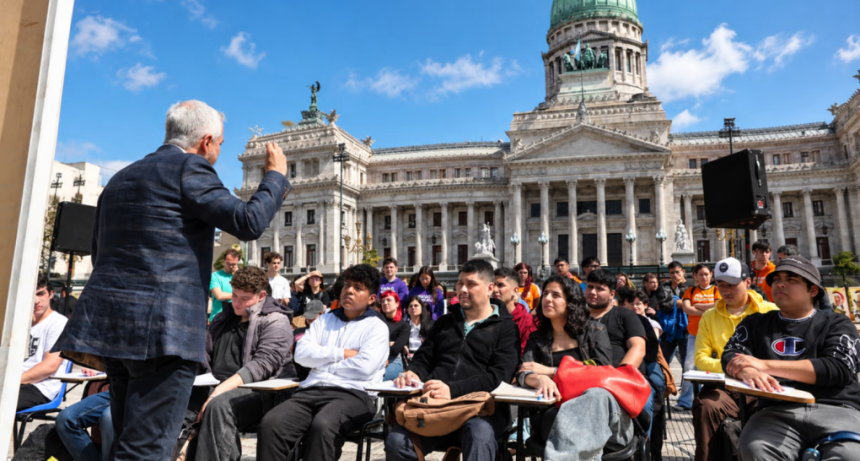La Uba Realiza Clases P&uacute;blicas En Plaza De Mayo En Reclamo Por La Ley De Financiamiento Universitario