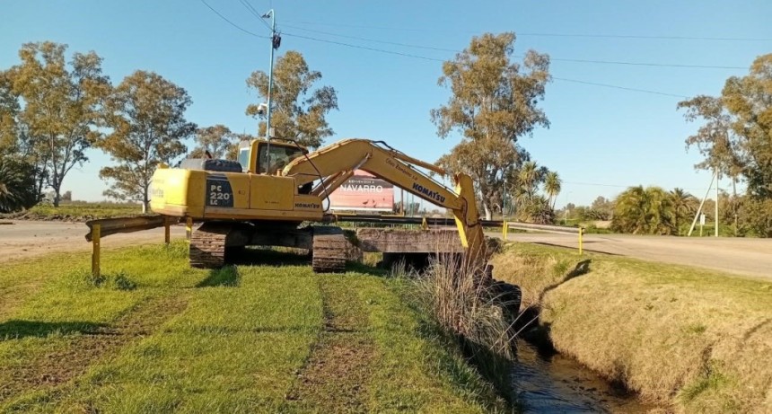 La Provincia Ejecuta Trabajos De Limpieza En El Canal De Desag&uuml;es Sur De Navarro